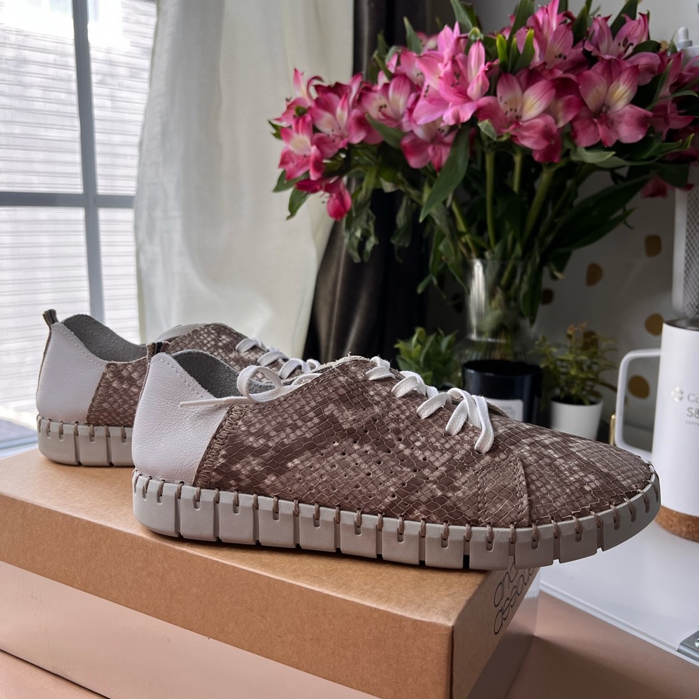 NWB leather shoes   Andre Assous☀️ sand snake color☀️size 7